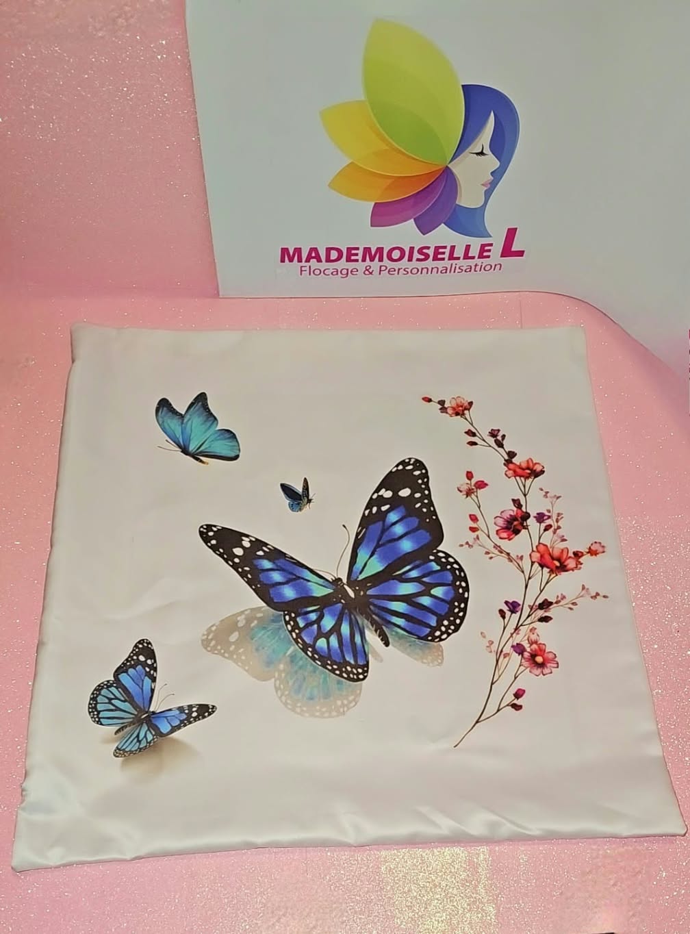 flocage sur tissus oreiller avec un papillon 